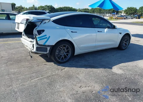 2022 Tesla Model 3 Rear-Wheel Drive z USA, uszkodzony, nr VIN 5YJ3E1EA6NF329736